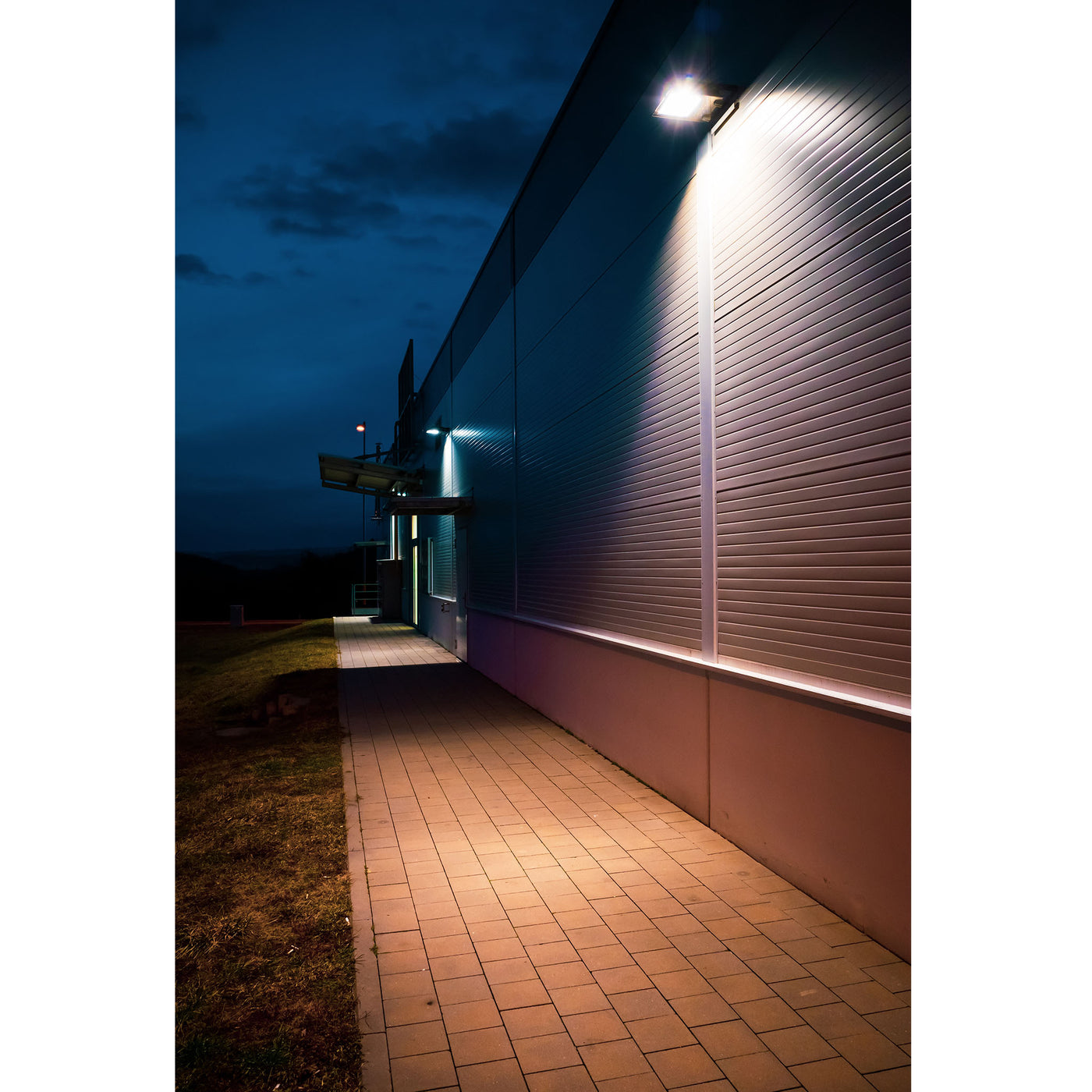 Full Cutoff LED Wall Pack Light, 40 Watt, 5770 Lumen Max, CCT Selectable, Integrated Photocell, 120-277V, Bronze Finish
